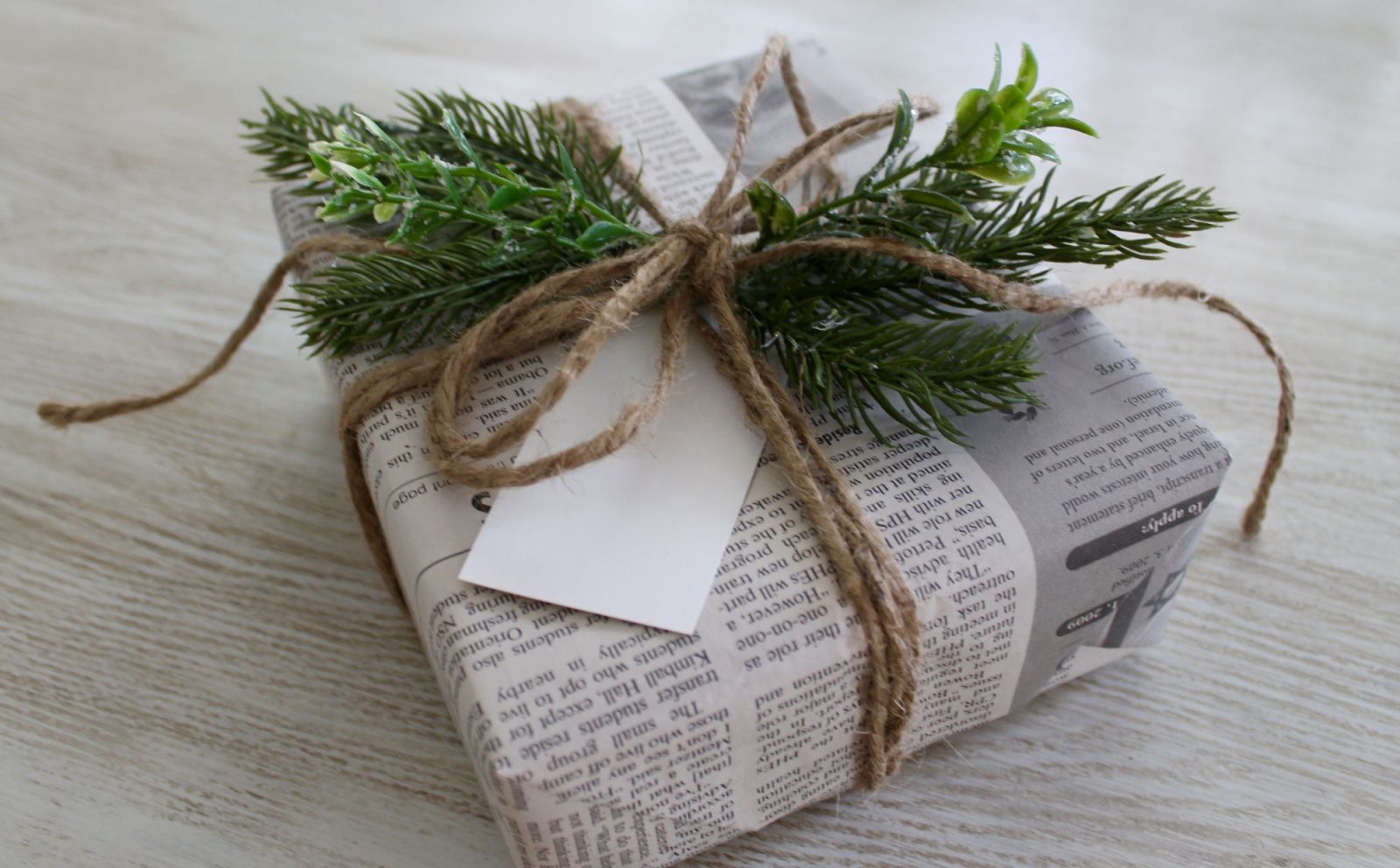 Gift-wrapping with newspaper pages (Photo: Pinterest)
