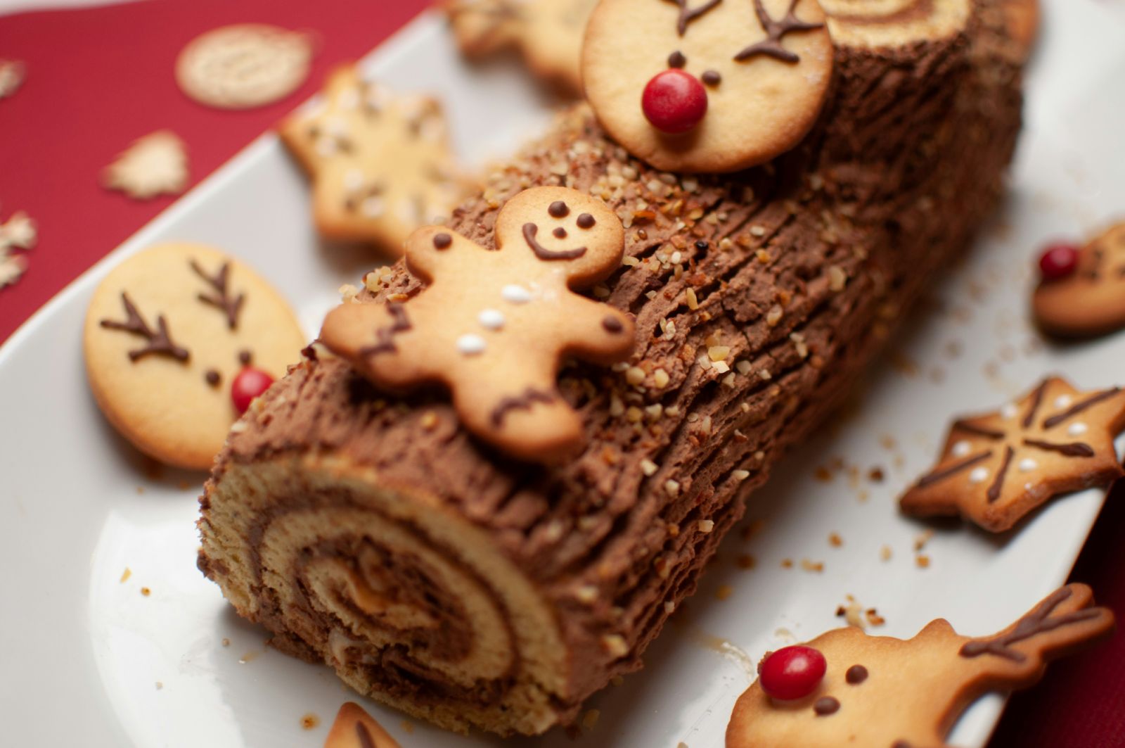 A bûche de Noël topped with cookies (Photo: Unsplash)