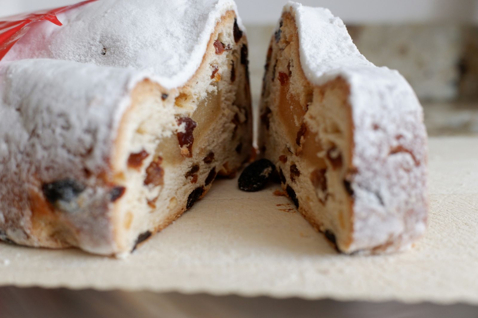 Stollen filled with fruits (Photo: Unsplash)