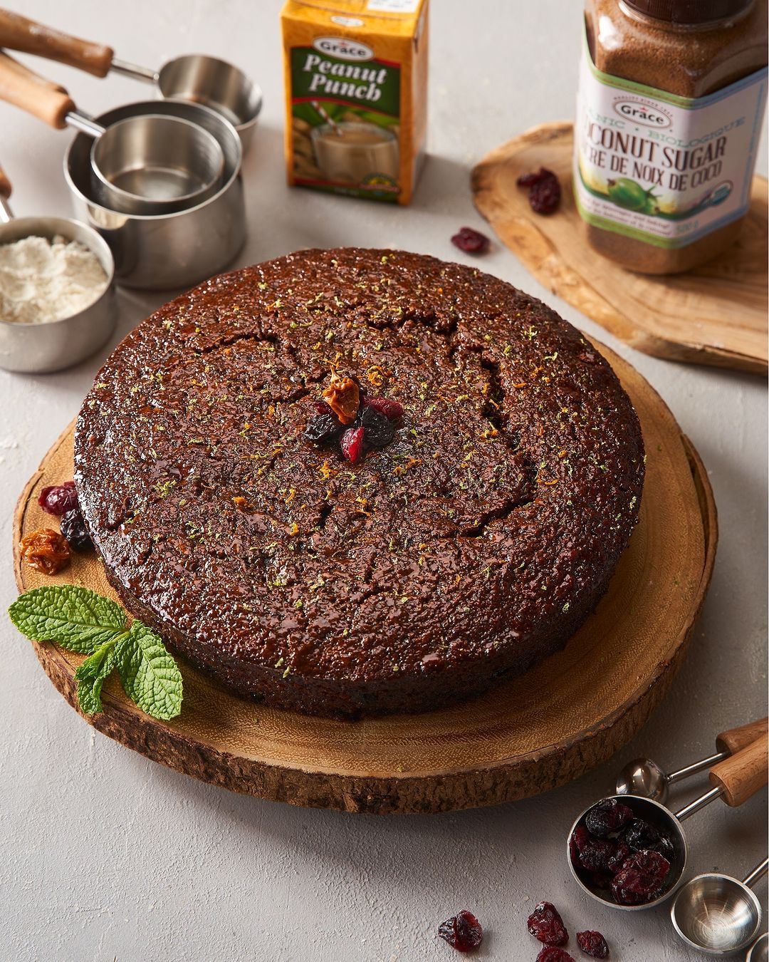 Black cake topped with currants (Photo: Instagram / @gracefoodsca)