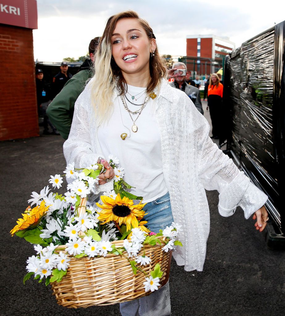 Miley Cyrus carries a basket of flowers during the One Love Manchester concert (Photo: Matthew McNulty/Getty Images)