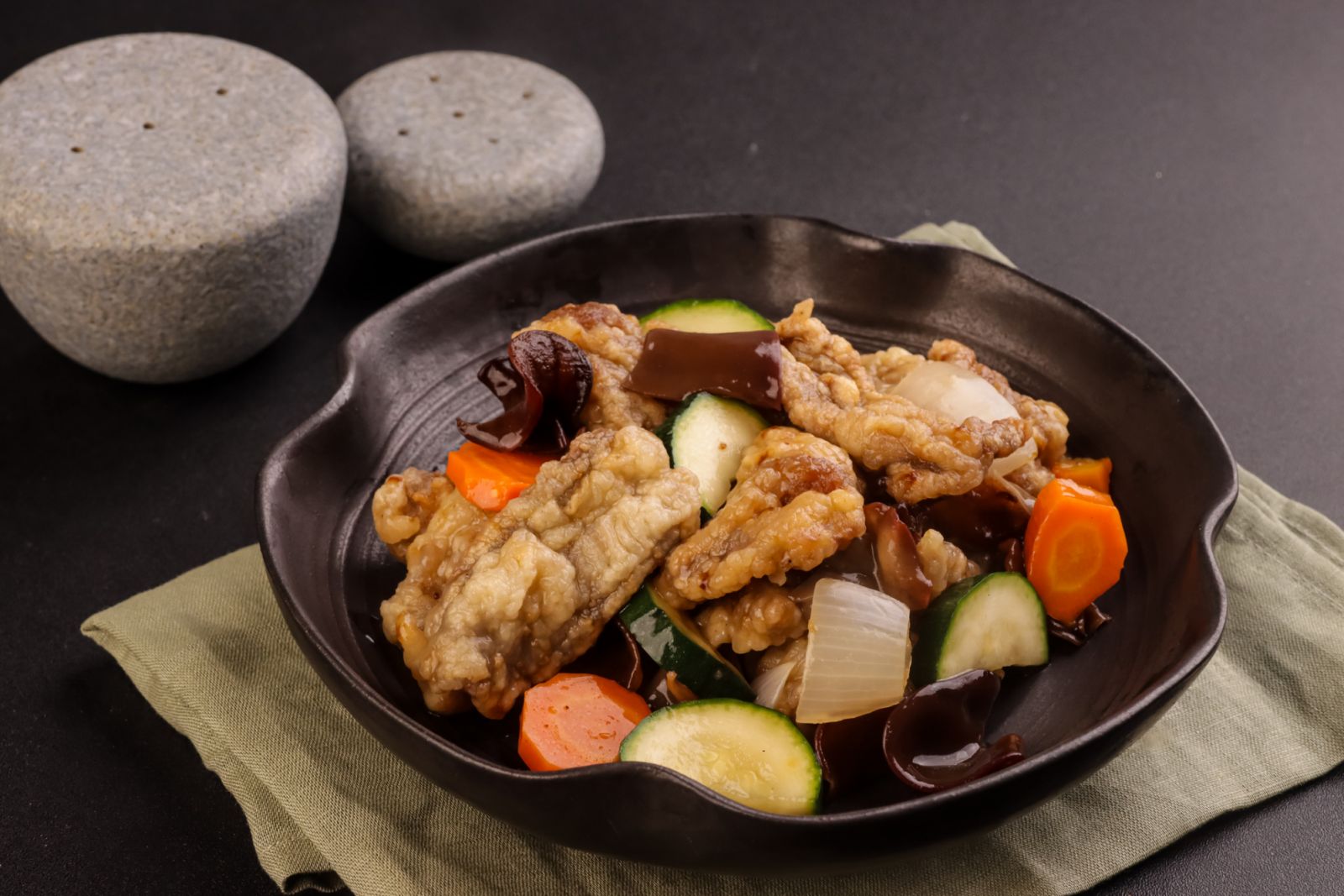 Tangsuyuk (sweet, sour, and crispy pork/beef) (Photo: Getty Images)