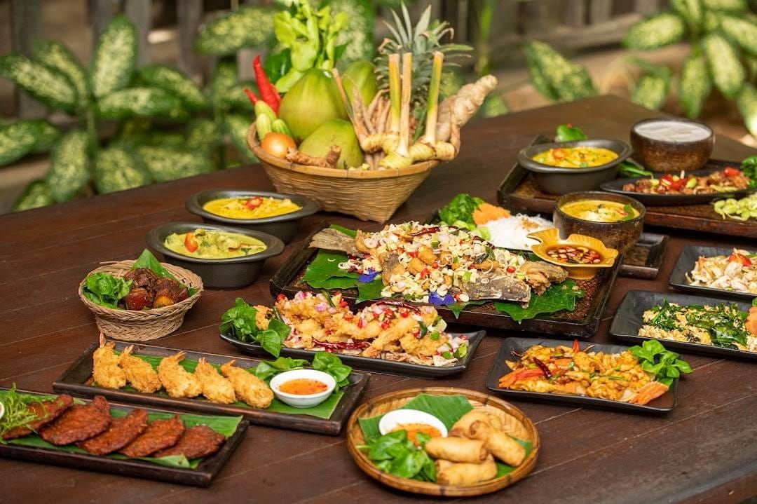 Local dishes at Nai Mueng (Photo: Facebook.com/@Naimuang Restaurant Khaolak)