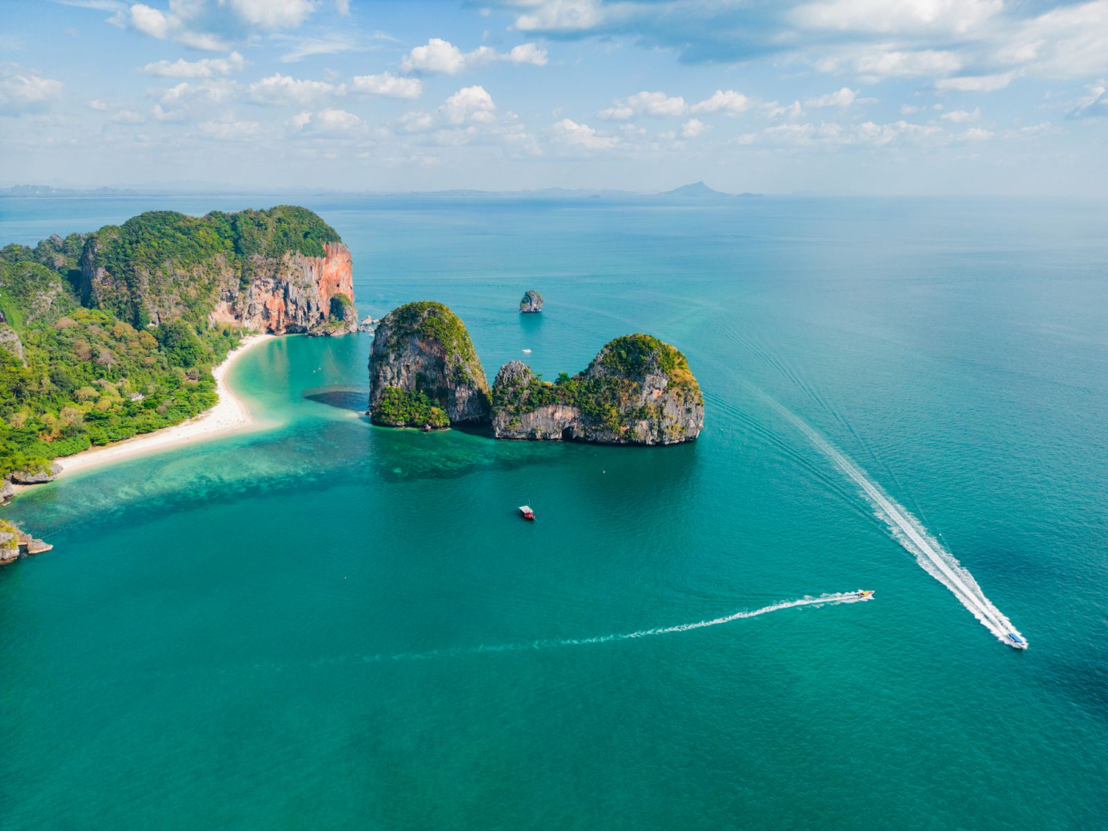 Private yacht and chartered cruise services in Phuket (Photo: Getty Images)