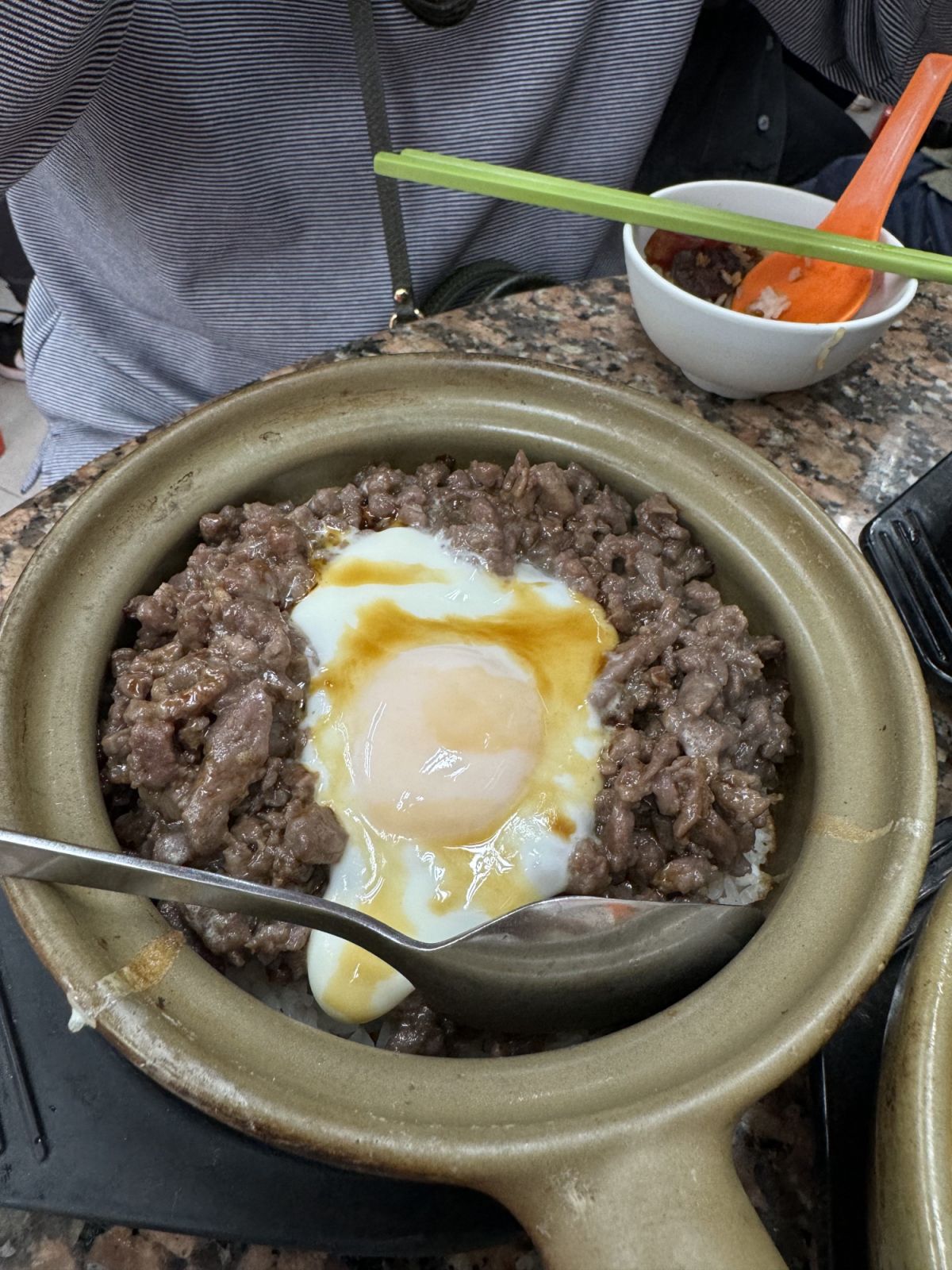 Beef with egg clay pot rice