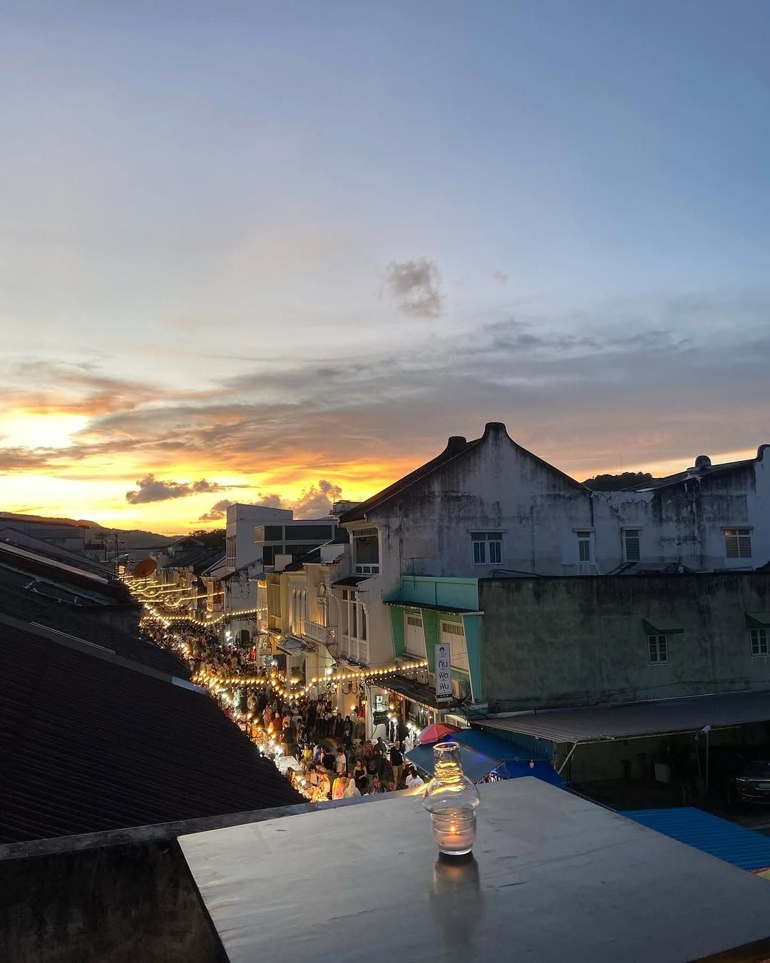 Cocktails at The Loof Bar & Co.: A small rooftop bar in old town Phuket offering a great view. (Photo: Instagram / @theloofbar.phuket)