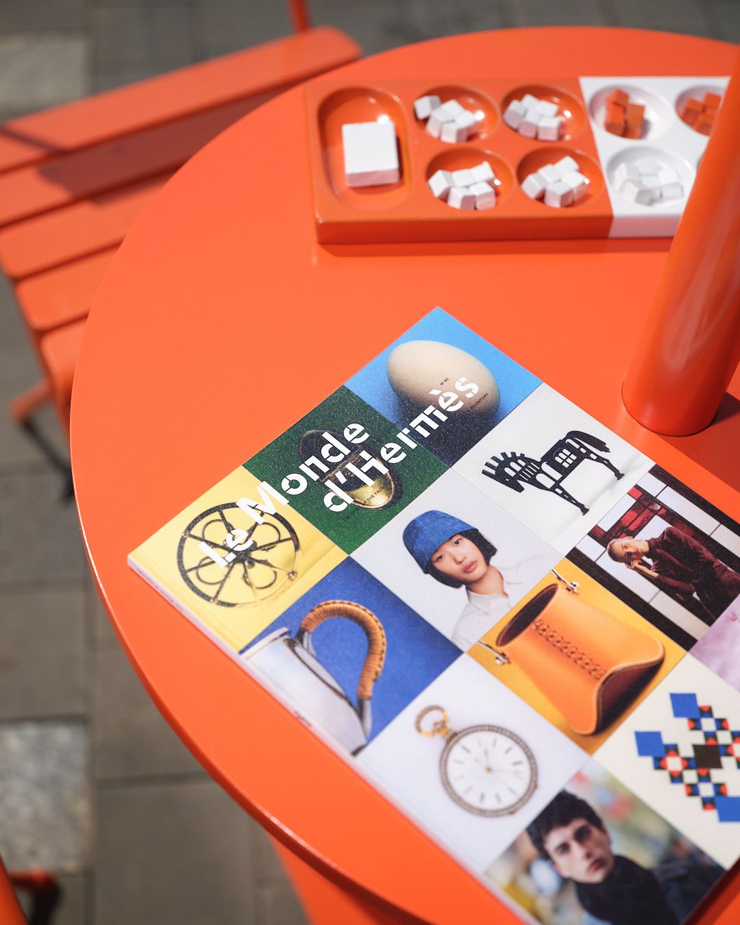 Hàng năm, Hermès sẽ mời một tổng biên tập và một giám đốc nghệ thuật hợp tác theo mùa làm việc cùng đội ngũ của mình (bao gồm các nhà văn, hoạ sĩ minh hoạ và nhiếp ảnh gia được tuyển chọn kỹ càng) để cho ra đời hai số tạp chí đặc biệt Le Monde d’Hermès