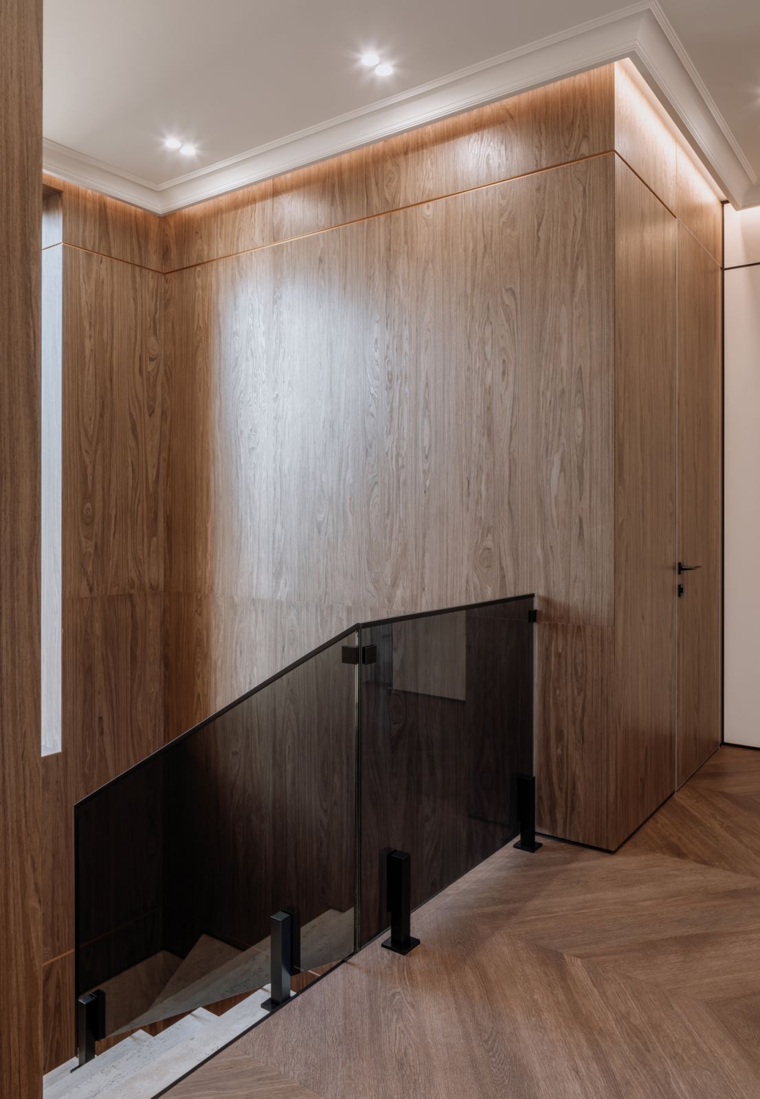 The smoky finish of the balustrade lends a masculine touch
