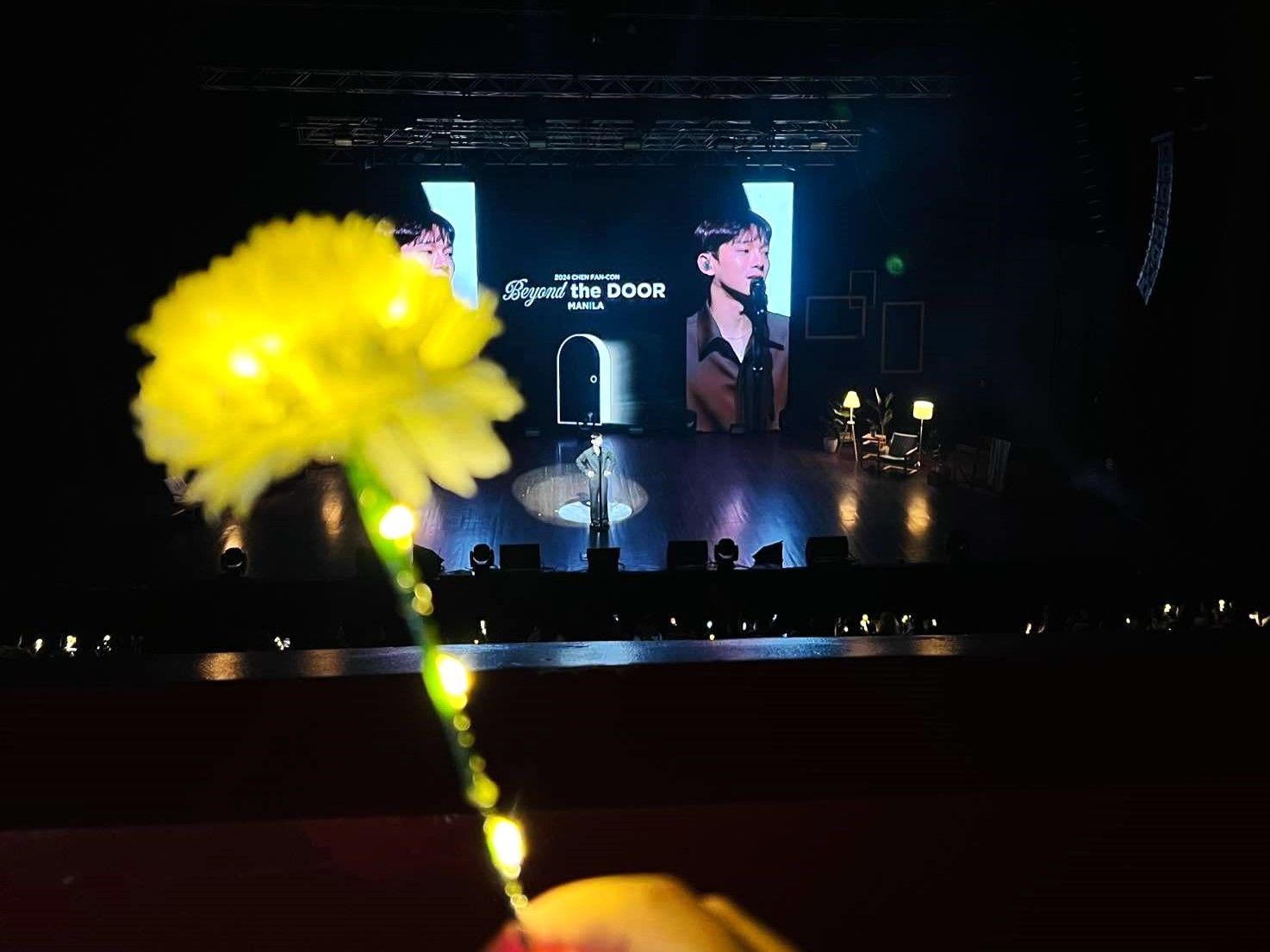 Dandelions were distributed to guests and attendees before the concert started (Photo: Jasmin Leonido)