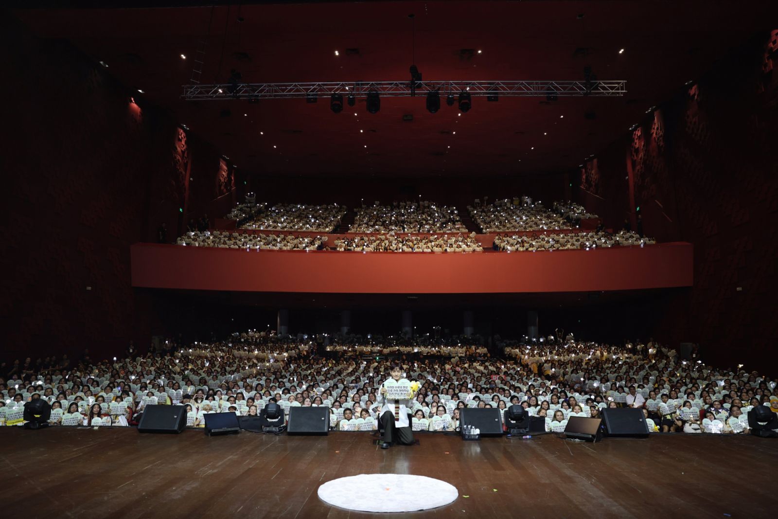EXO Chen poses with EXO-Ls and devoted “Soondingies” at ‘Beyond the DOOR’ in Manila (Photo: X / @CHEN_INB100)