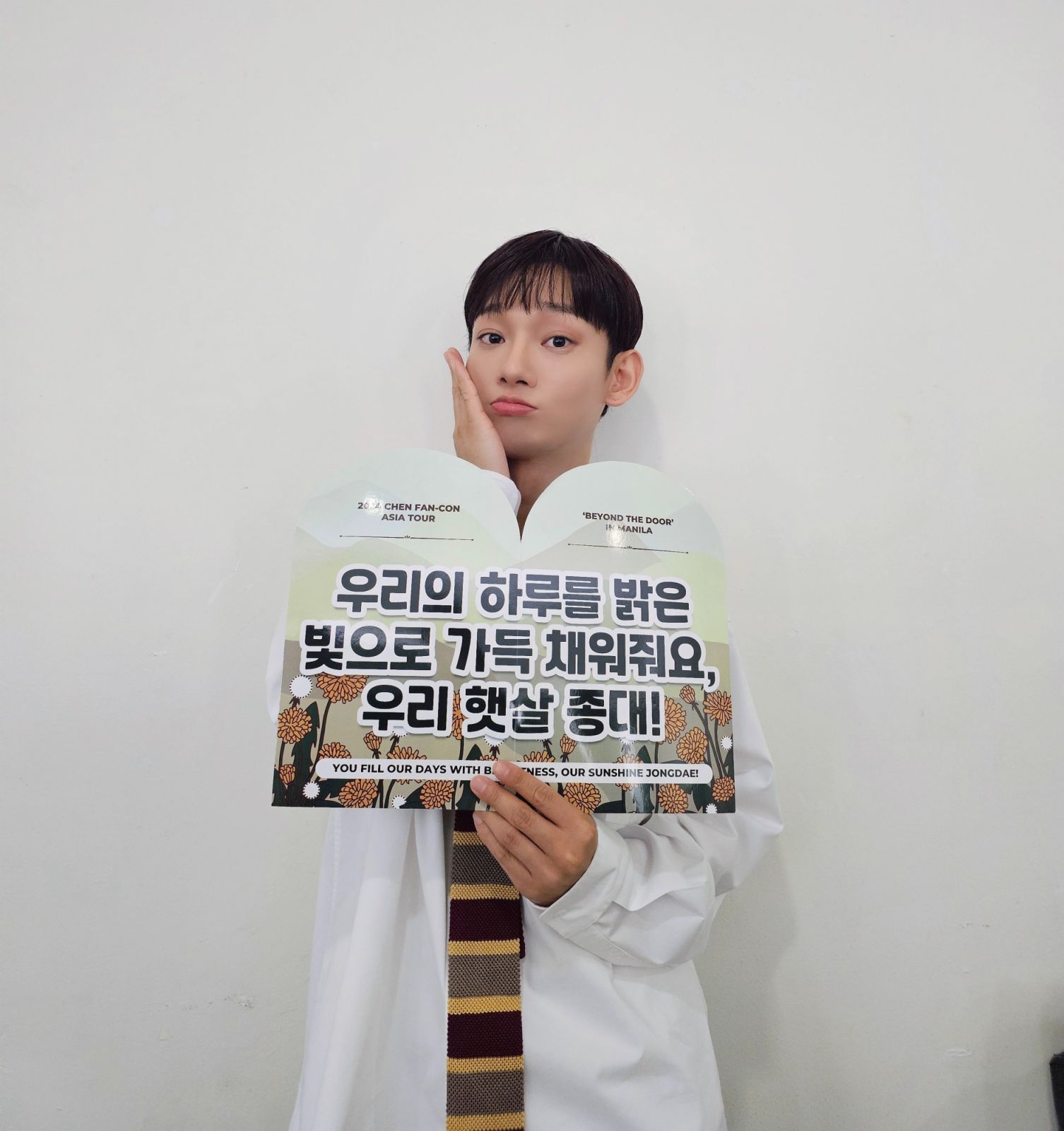 EXO Chen with the fan banner (Photo: X / @CHEN_INB100)