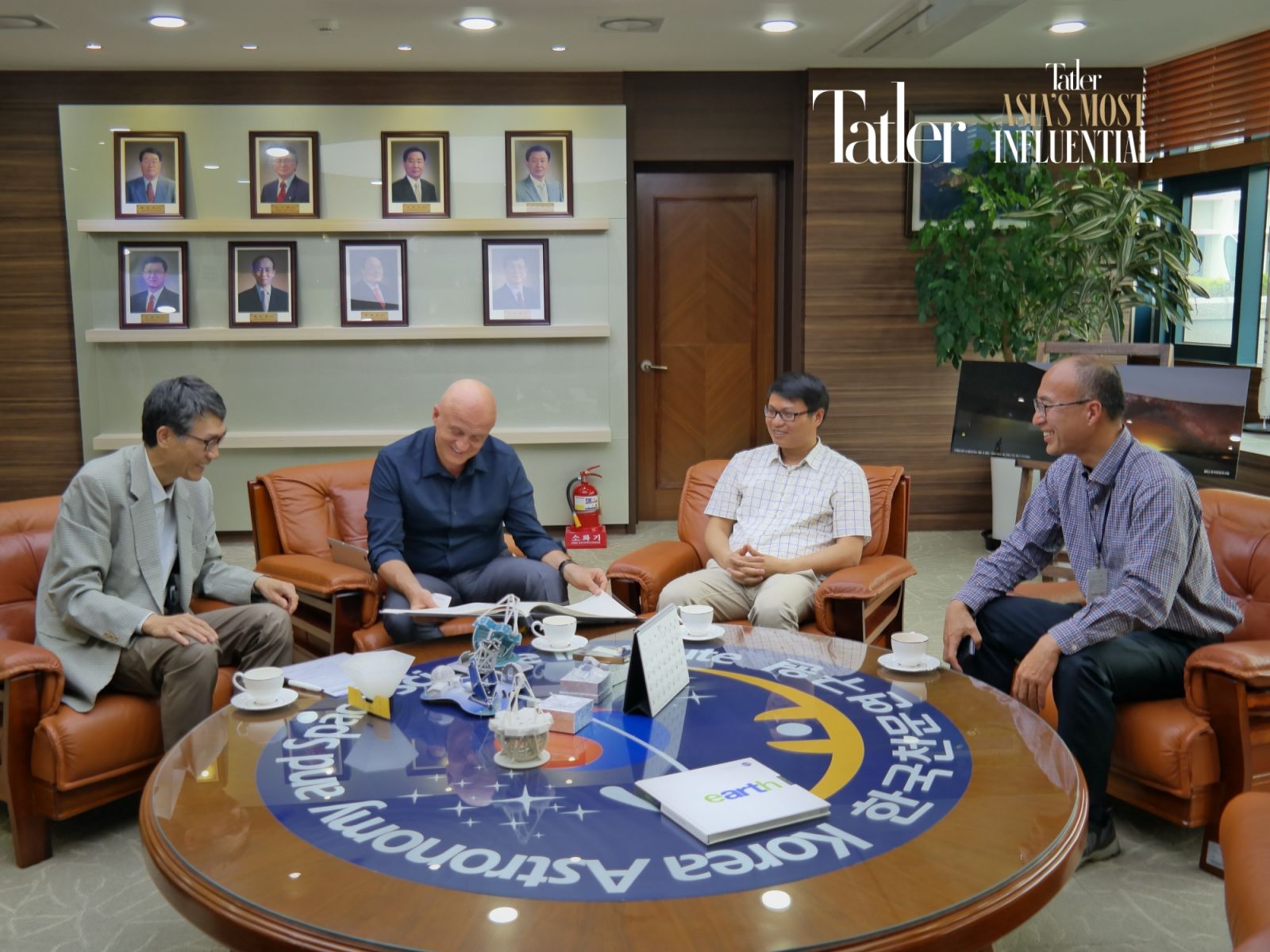 A working session with the Director of the Korea Institute of Astronomy and Space Science in 2017
