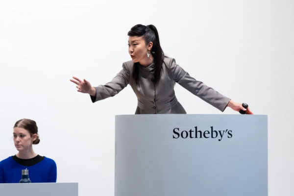 拍賣官Phyllis Kao高律琪。(Photo: Sotheby's)