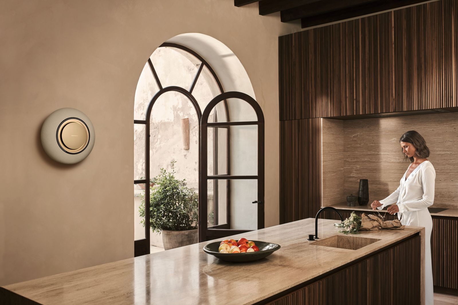 The Grand Horizon in Marantz Champagne, wall-mounted
