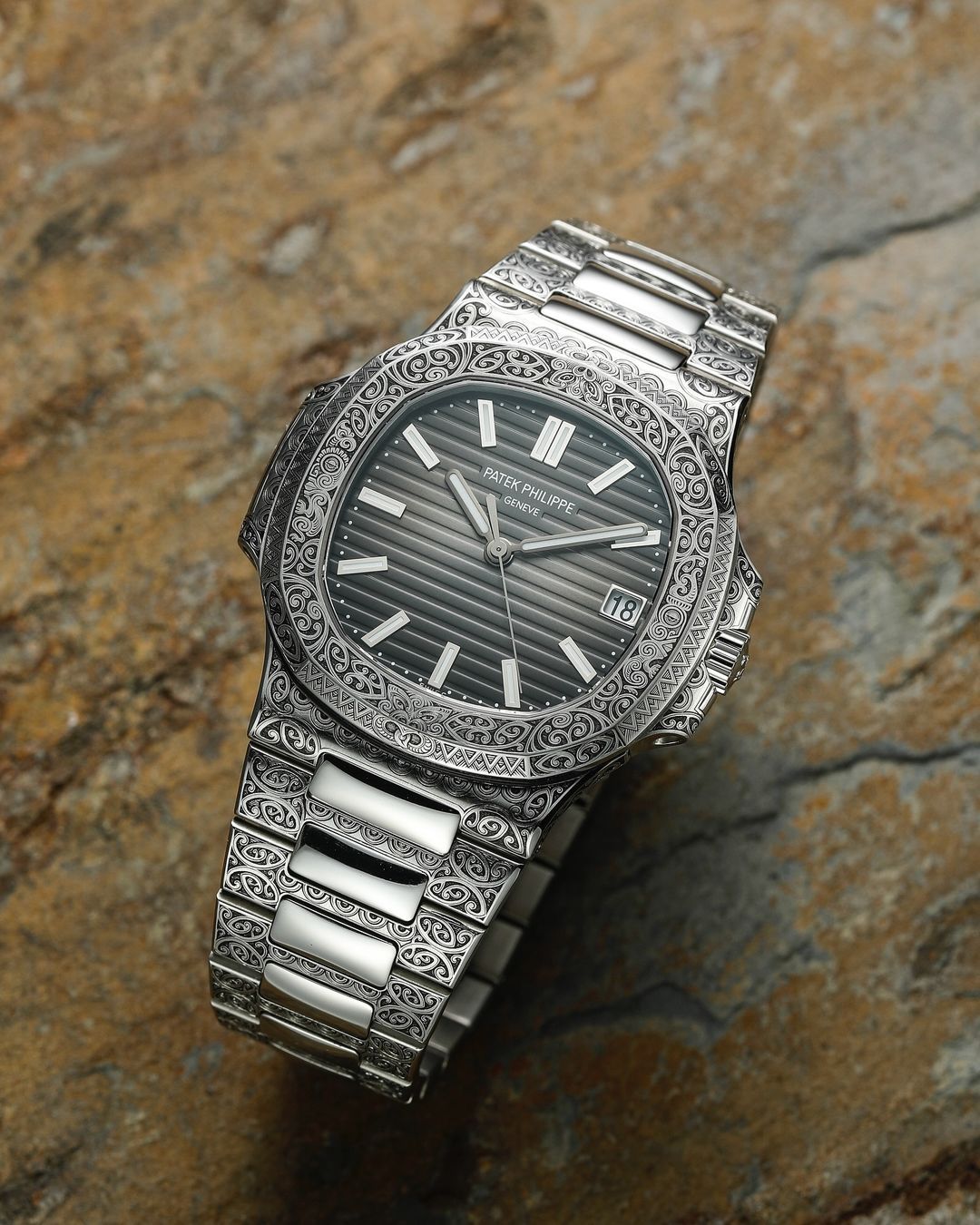獨特雕刻版的百達翡麗金鷹Nautilus5711/1500A腕錶。(Photo: @phillipswatches)