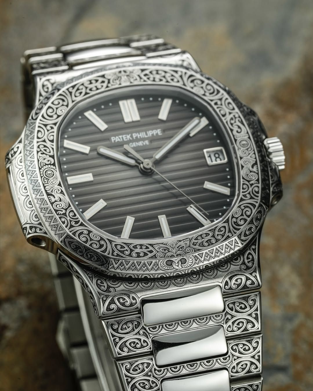 獨特雕刻版的百達翡麗金鷹Nautilus5711/1500A腕錶。(Photo: @phillipswatches)