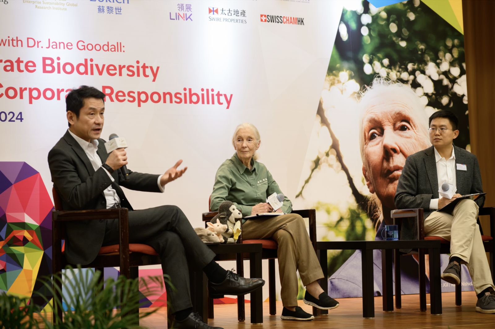 จากซ้าย: Ericson Chan จาก Zurich Insurance, ดร. เจน กูดดอลล์ (Dr. Jane Goodall) และศาสตราจารย์ Guojun He จากมหาวิทยาลัยฮ่องกง ในการอภิปรายกลุ่มหัวข้อการบูรณาการความหลากหลายทางชีวภาพเข้ากับความรับผิดชอบขององค์กร (ภาพ: Jane Goodall Institute Hong Kong)