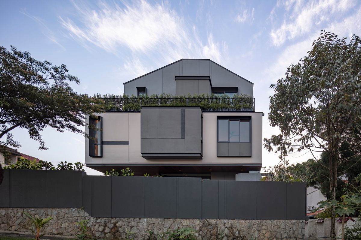 This side profile of the house reveals a smaller attic-level footprint and RT+Q Architects’ signature barn silhouette