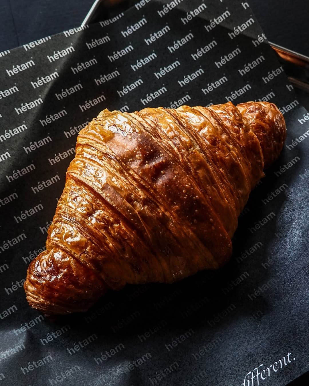 A croissant from Hétam (Photo: Instagram / @jomhetam)