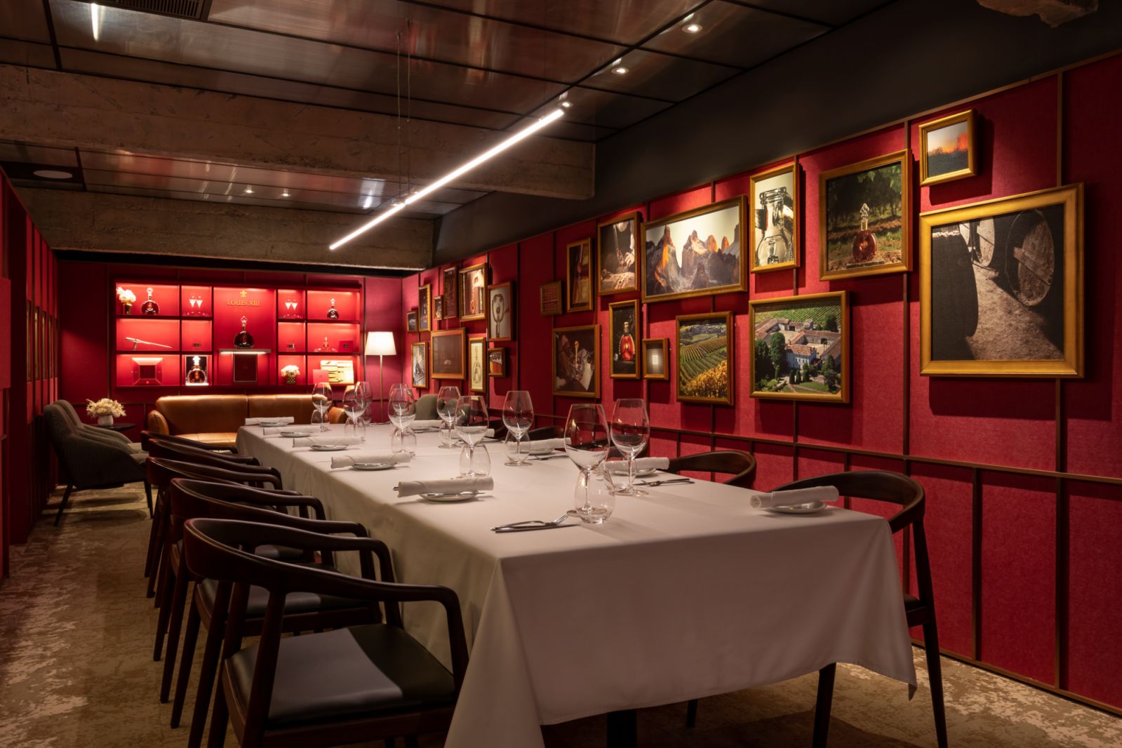 The DC 3.0 Louis XIII Special Red rooms with vibrant red ‘vault’ walls (Photos: DC Restaurant)