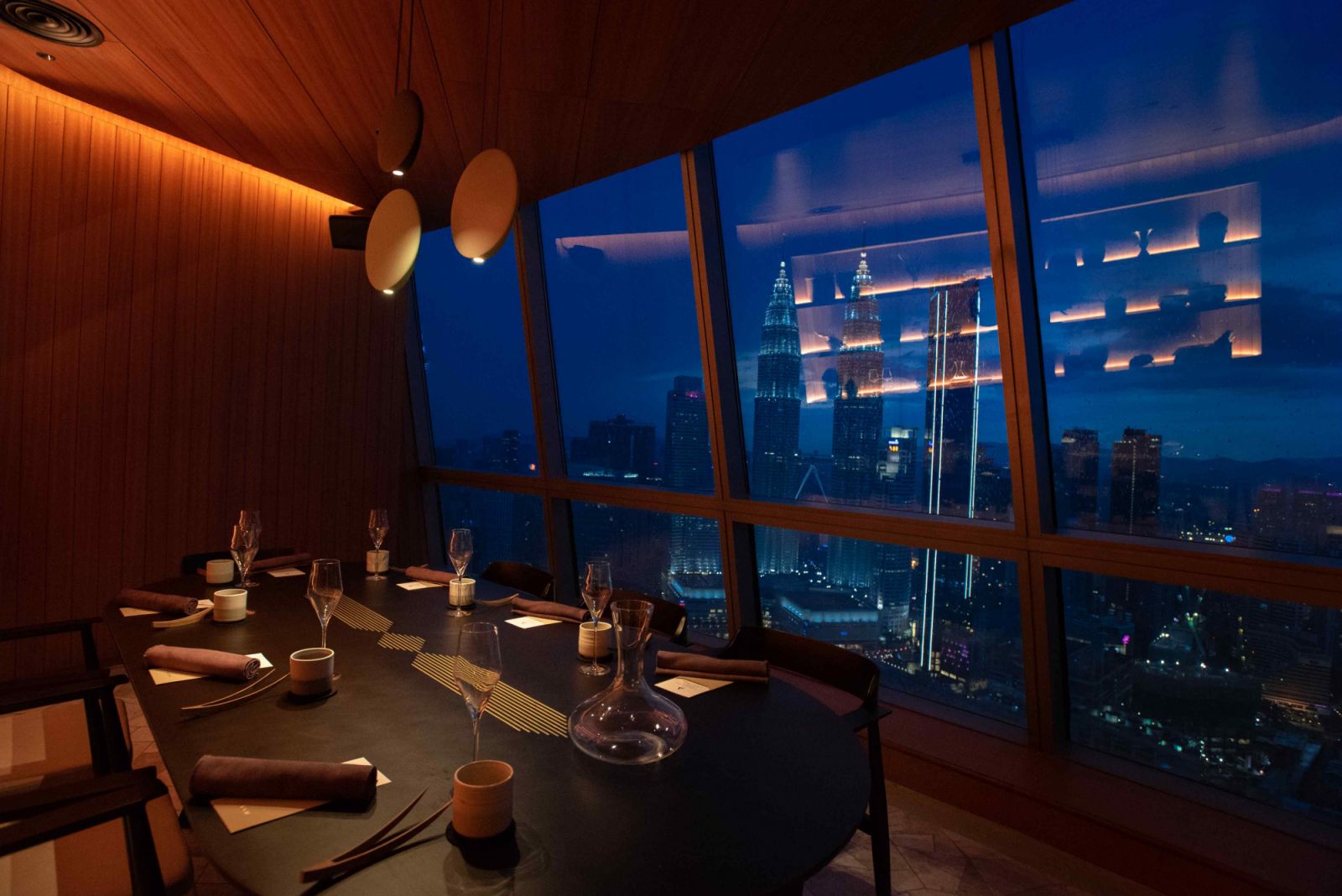 Unimpeded views of the city skyline in the main dining hall (Photos: Dewakan)