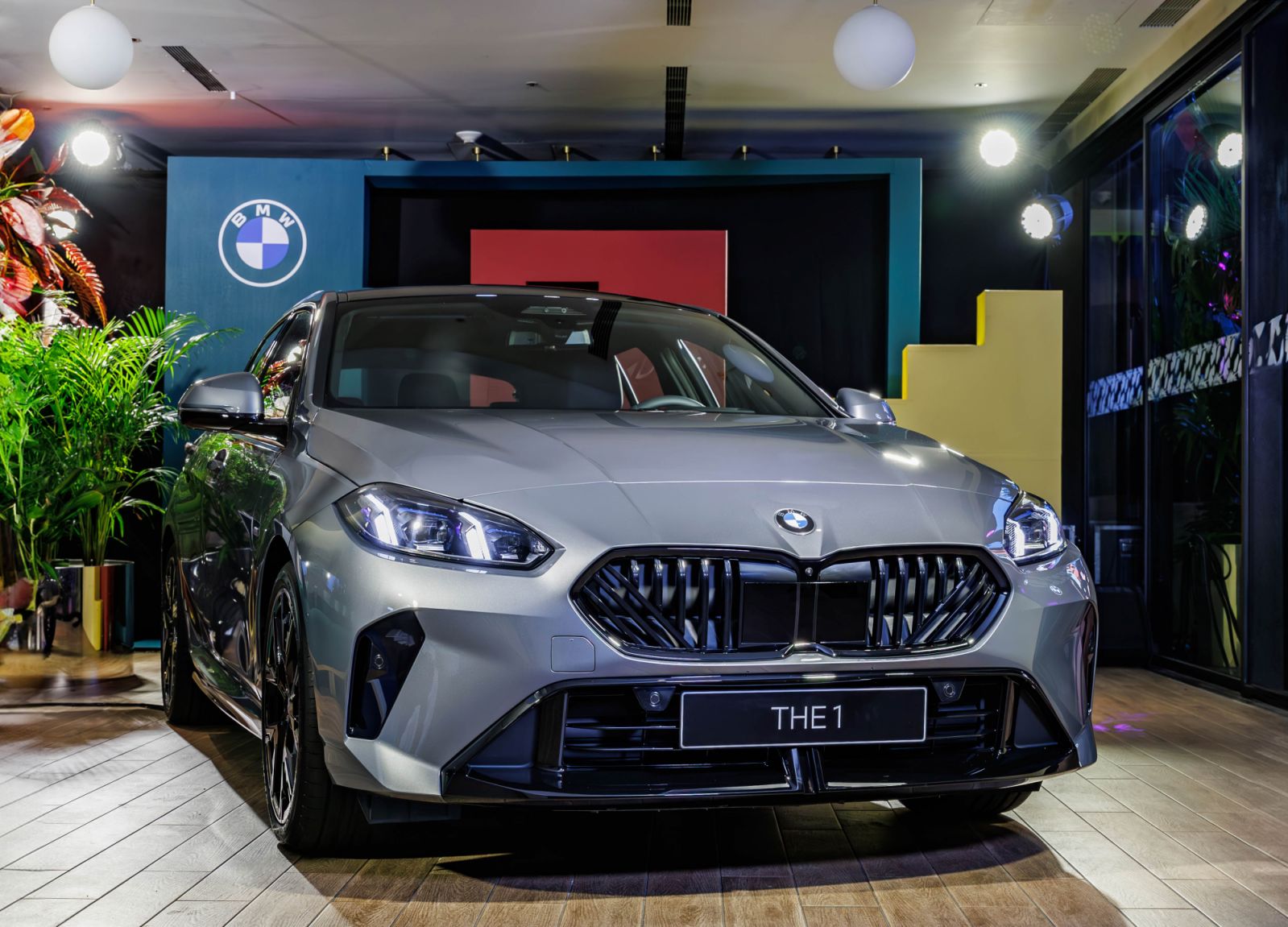 BMW 1系列第四代變帥了?熱血掀背三車型售價、細節一次看!M135 xDrive 內裝M Performance 三色縫線添性格感