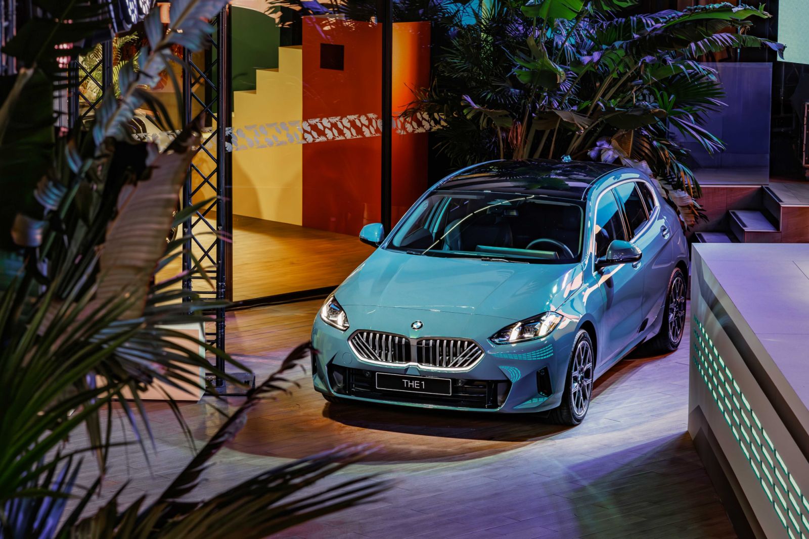 BMW 1系列第四代變帥了?熱血掀背三車型售價、細節一次看!M135 xDrive 內裝M Performance 三色縫線添性格感