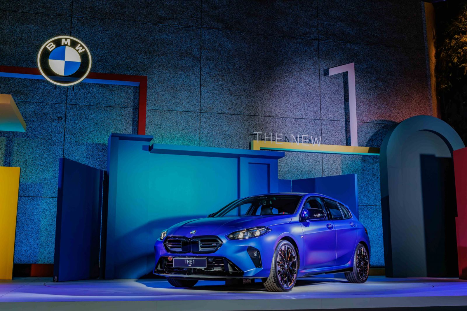 BMW 1系列第四代變帥了?熱血掀背三車型售價、細節一次看!M135 xDrive 內裝M Performance 三色縫線添性格感