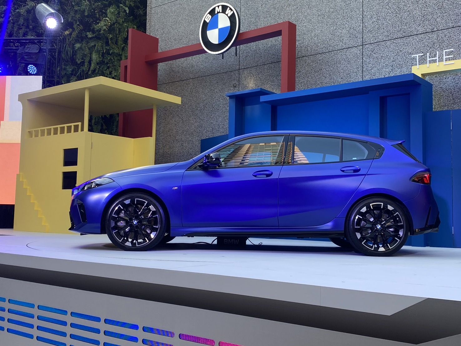 BMW 1系列第四代變帥了?熱血掀背三車型售價、細節一次看!M135 xDrive 內裝M Performance 三色縫線添性格感