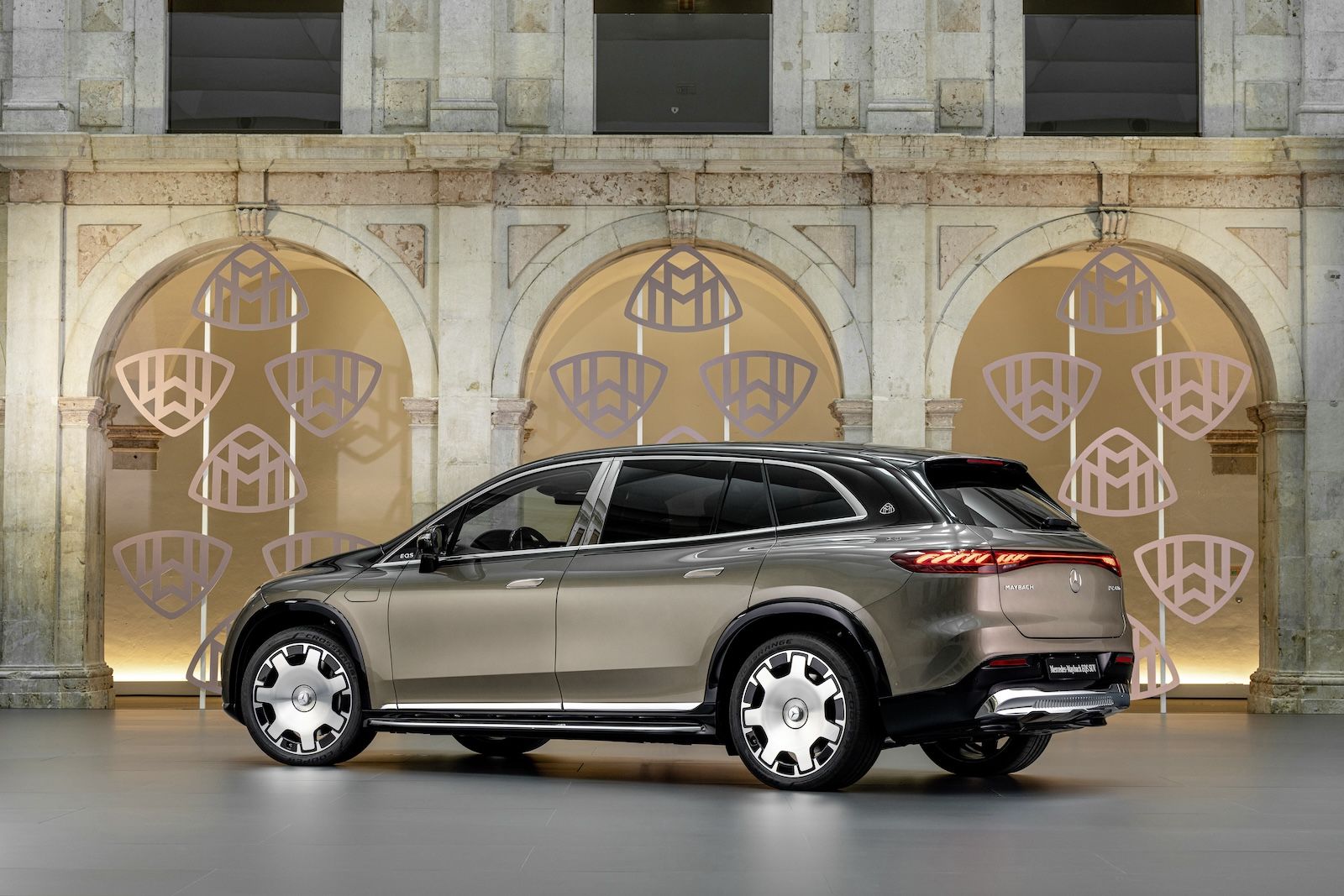 Mercedes-Maybach EQS 680 SUV (vorläufige Werte: Stromverbrauch kombiniert: 24,4-22,5 kWh/100 km; CO2-Emissionen kombiniert: 0 g/km) Exterieur: samtbraun/onyx schwarz. Interieur: Leder Nappa Exclusive, espresso braun/balao braun, MANUFAKTUR Zierelemente Walnuss offenporig;Mercedes-Maybach EQS 680 SUV (vorläufige Werte: Stromverbrauch kombiniert: 24,4-22,5 kWh/100 km; CO2-Emissionen kombiniert: 0 g/km)*
Mercedes-Maybach EQS 680 SUV (preliminary data: consumption combined: 24,4-22,5 kWh/100 km; CO2-emissions:
