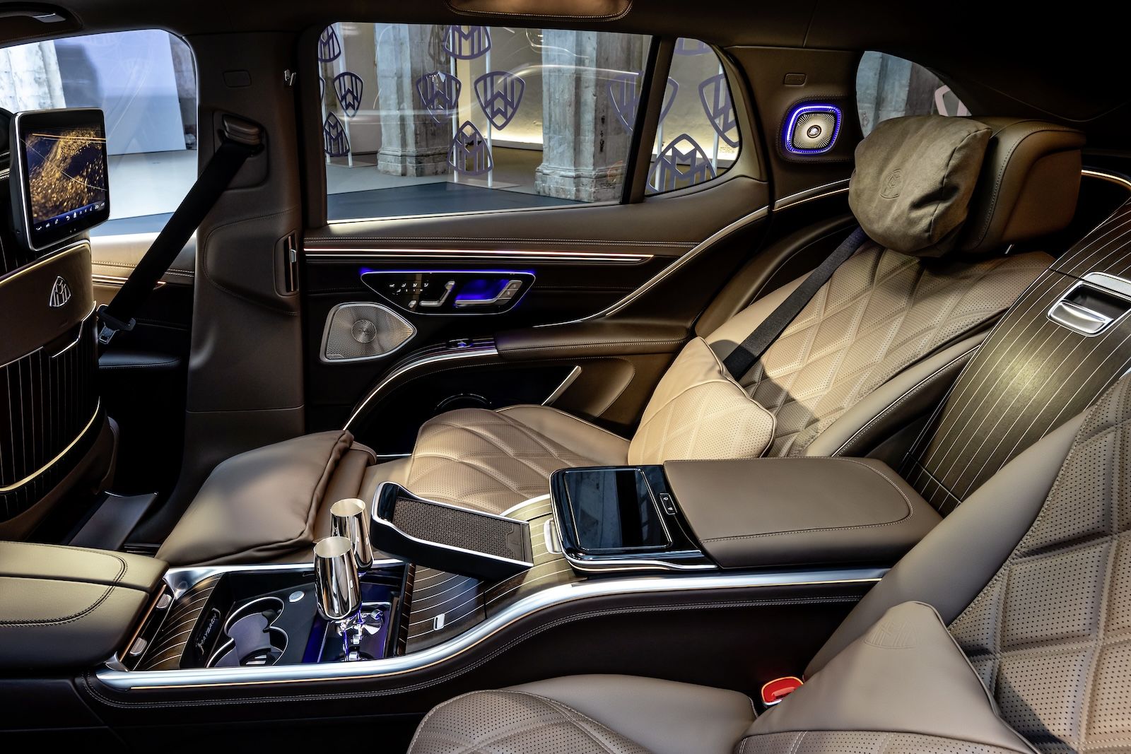 Mercedes-Maybach EQS 680 SUV (vorläufige Werte: Stromverbrauch kombiniert: 24,4-22,5 kWh/100 km; CO2-Emissionen kombiniert: 0 g/km) Exterieur: samtbraun/onyx schwarz. Interieur: Leder Nappa Exclusive, espresso braun/balao braun, MANUFAKTUR Zierelemente Walnuss offenporig;Mercedes-Maybach EQS 680 SUV (vorläufige Werte: Stromverbrauch kombiniert: 24,4-22,5 kWh/100 km; CO2-Emissionen kombiniert: 0 g/km)*
Mercedes-Maybach EQS 680 SUV (preliminary data: consumption combined: 24,4-22,5 kWh/100 km; CO2-emissions: