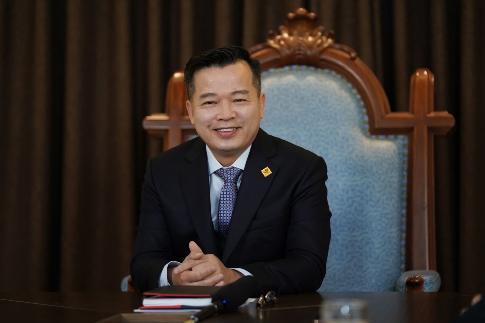 Nhà lãnh đạo tài hoa không bị cản bước bởi cuộc sống ổn định mà tìm kiếm một hướng đi không chỉ hướng đến lợi nhuận, mà còn mang lại giá trị cho xã hội. Ảnh: Facebook / Shark Nguyễn Thanh Việt
