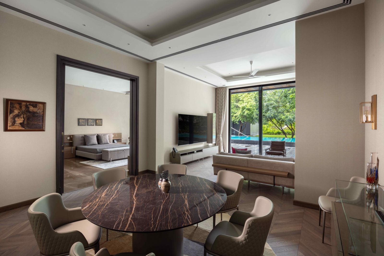 An open-plan layout ensures a sense of porosity and seamlessness throughout