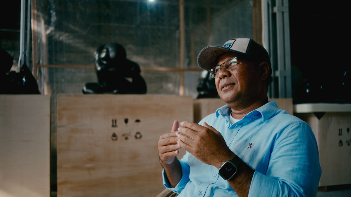 Adi Gunawan in his workshop