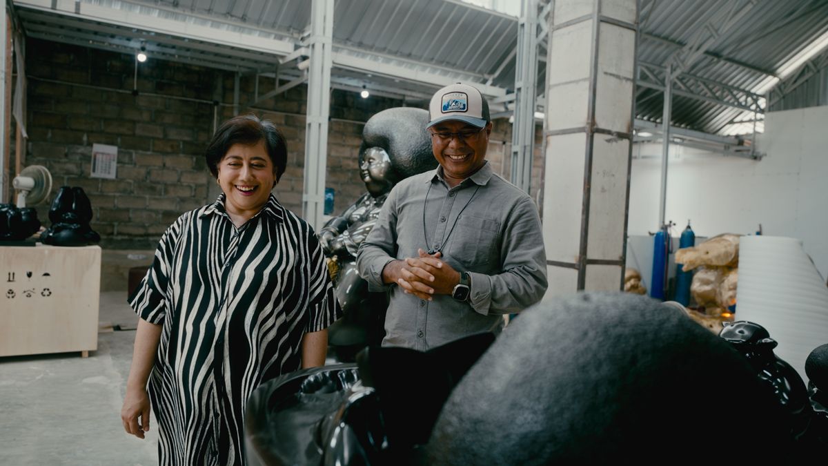 Kartika Usman and Adi Gunawan inspecting the sculptures