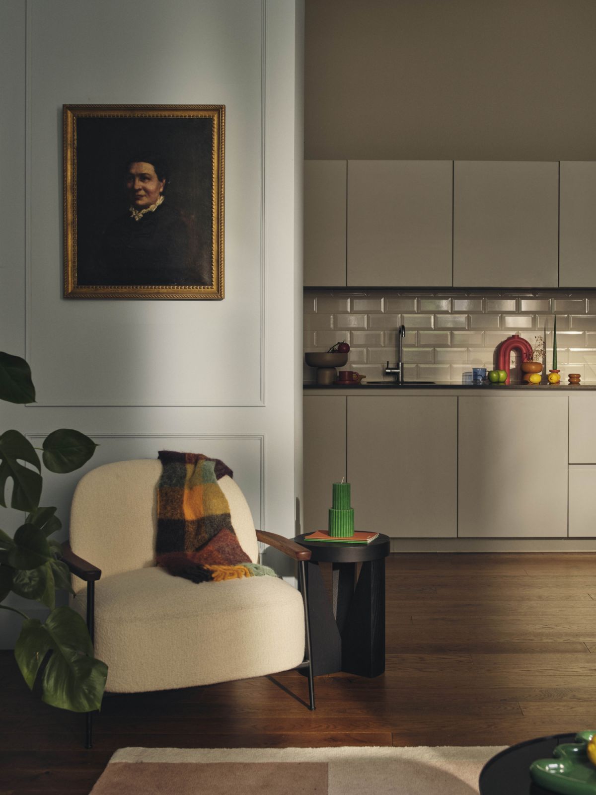 Heading into the kitchen, one is greeted by the Sejour armchair by Gubi, the Cugino side table in black by Mattiazzi and an oil painting in a gilt frame from a chateau in Rouen (Photo: Nick Rochowski)