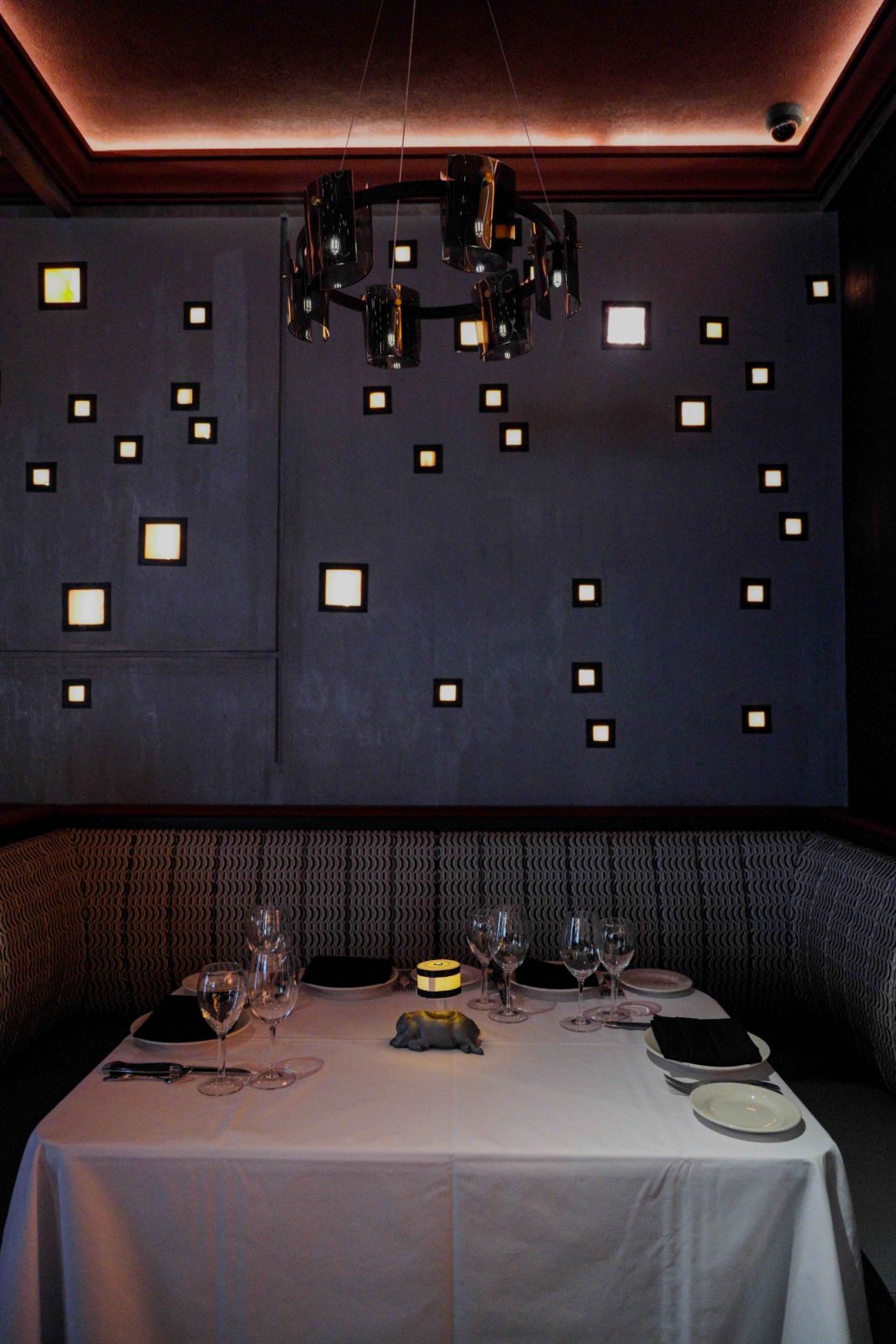 The first-ever Morton's The Steakhouse features American and Filipino design elements (Photo: Morton's The Steakhouse)