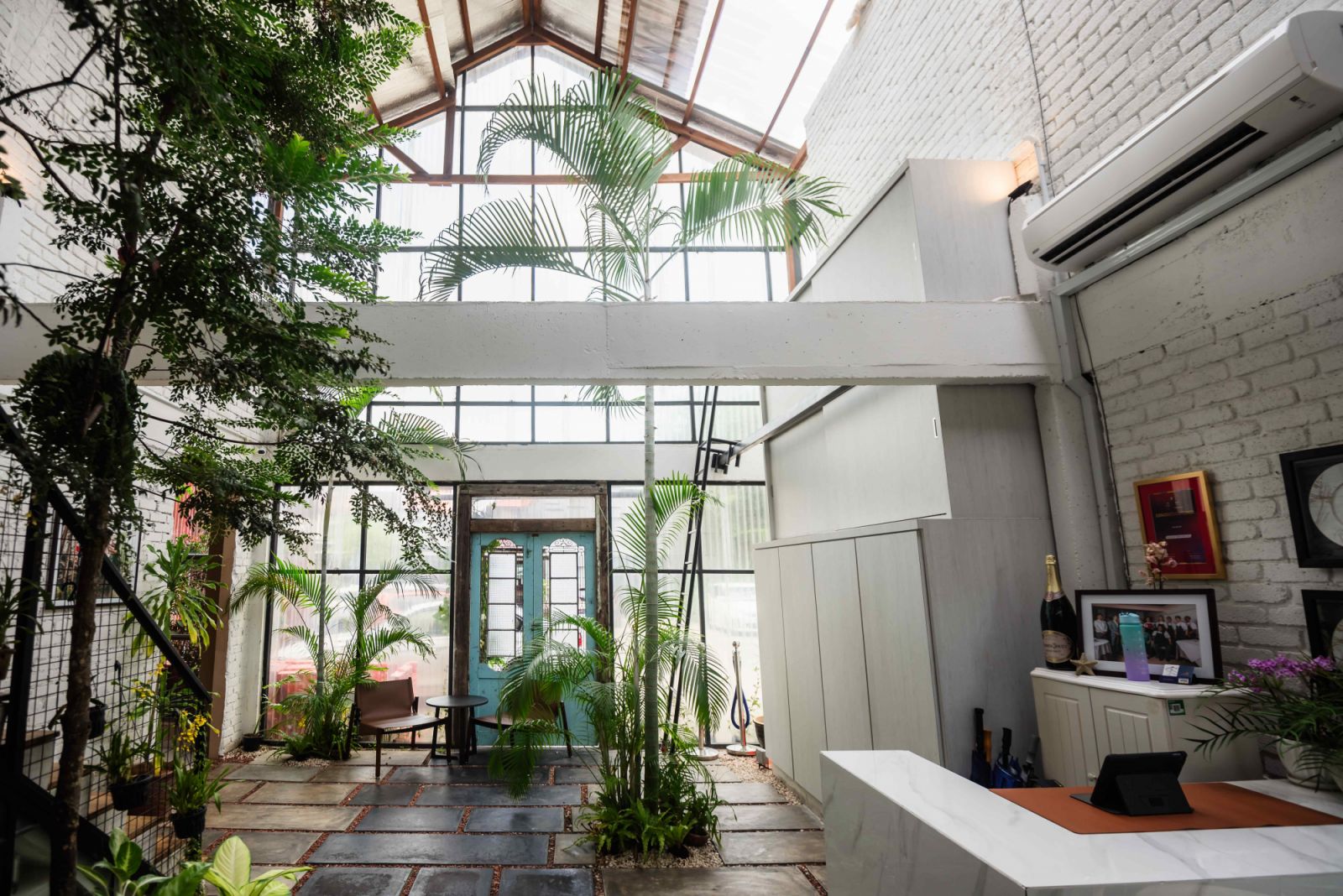 The garden-inspired foyer entrance that embraces simplicity and spaciousness