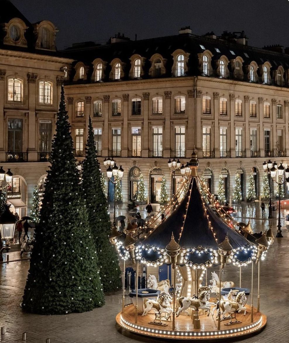 Paris all dressed up for the festive season (Courtesy of @myblossomtravel)