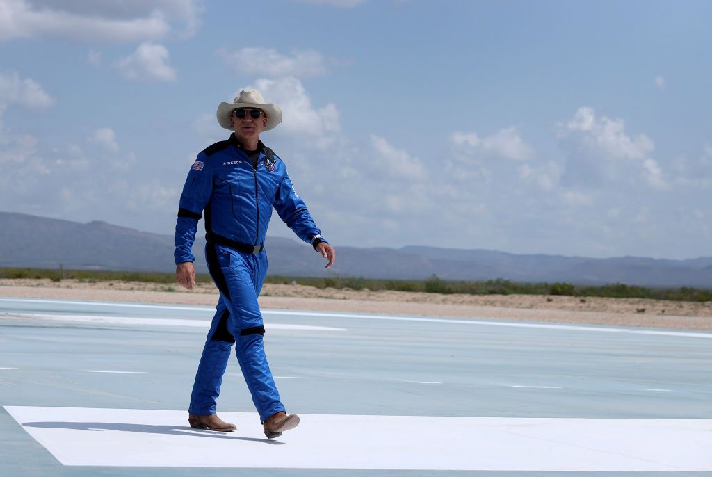 Jeff Bezos bước đến gần tàu New Shepard của Blue Origin sau chuyến bay vào không gian ngày 20 tháng 7 năm 2021 tại Van Horn, Texas. Ông Bezos cùng phi hành đoàn của mình đã thực hiện chuyến bay không gian đầu tiên dành cho con người của công ty. Ảnh: Joe Raedle/Getty Images