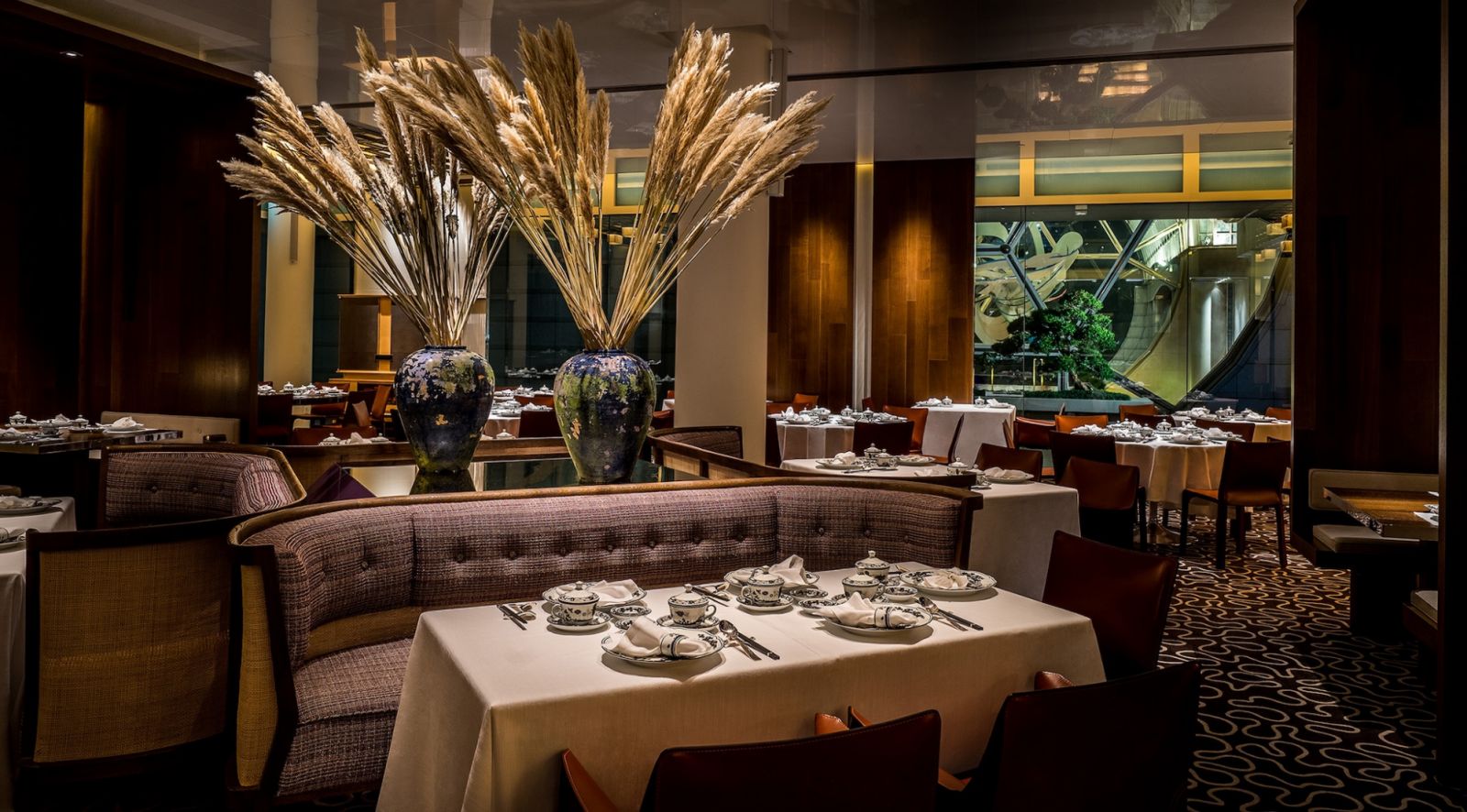 The opulent interiors of Summer Pavilion (Photo: The Ritz-Carlton, Millenia Singapore) best Chinese restaurant singapore
