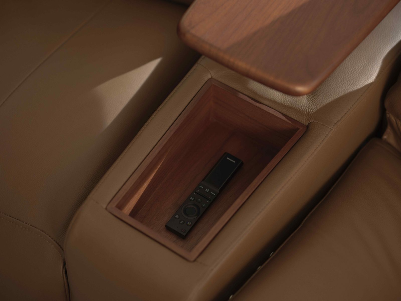The innovative gas-lift media console keeps the space clutter-free