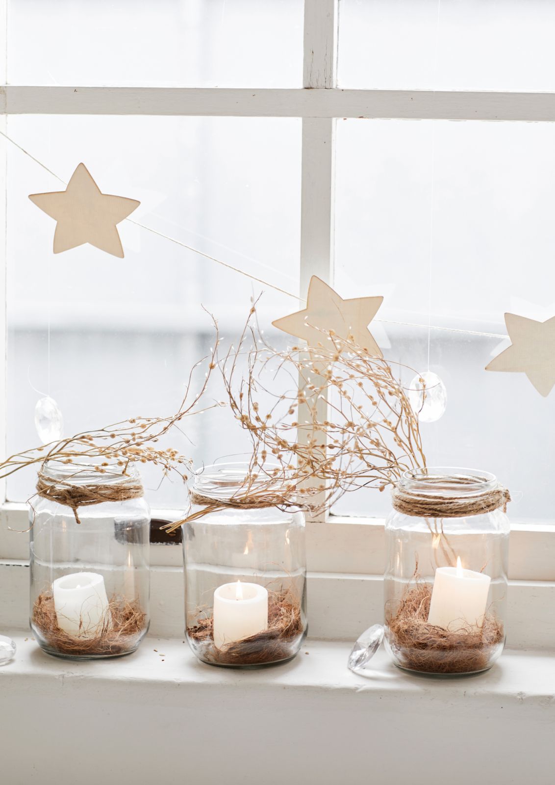 A wondrous star garland evokes the Christmas spirit at home