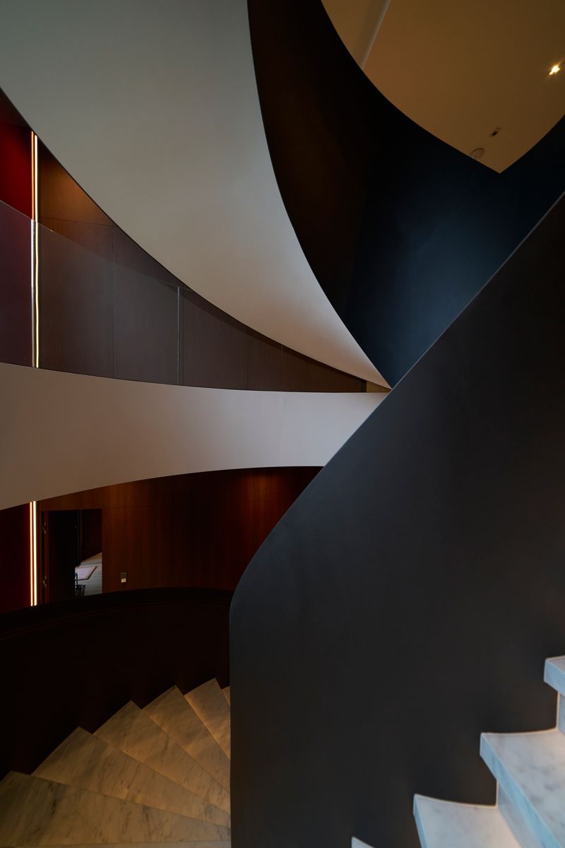 The dramatic view of the staircase also applies when viewed during the journey of climbing up and down