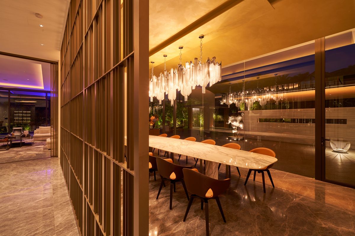 Reminiscent of a high-end restaurant, the dining area reflects the owner’s storied career in the F&B industry