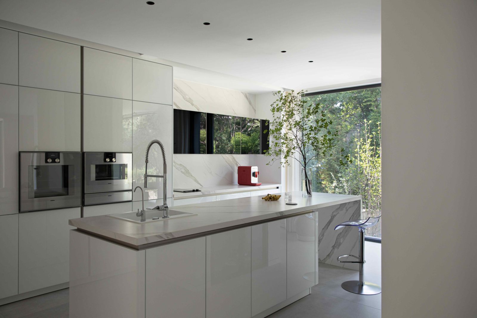 The light-filled kitchen area exudes a very relaxing environment