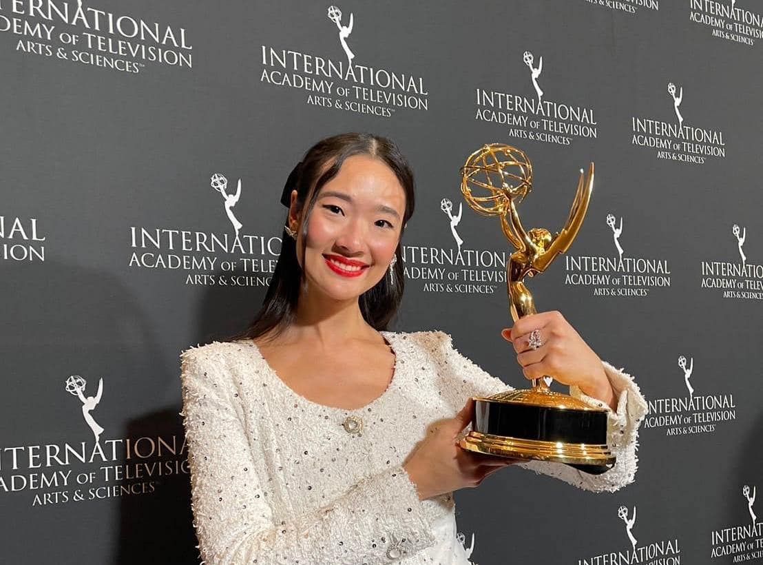 ออกแบบ ชุติมณฑน์ คว้ารางวัล International Emmy Awards ฉลอง 8 ปีในวงการบันเทิง