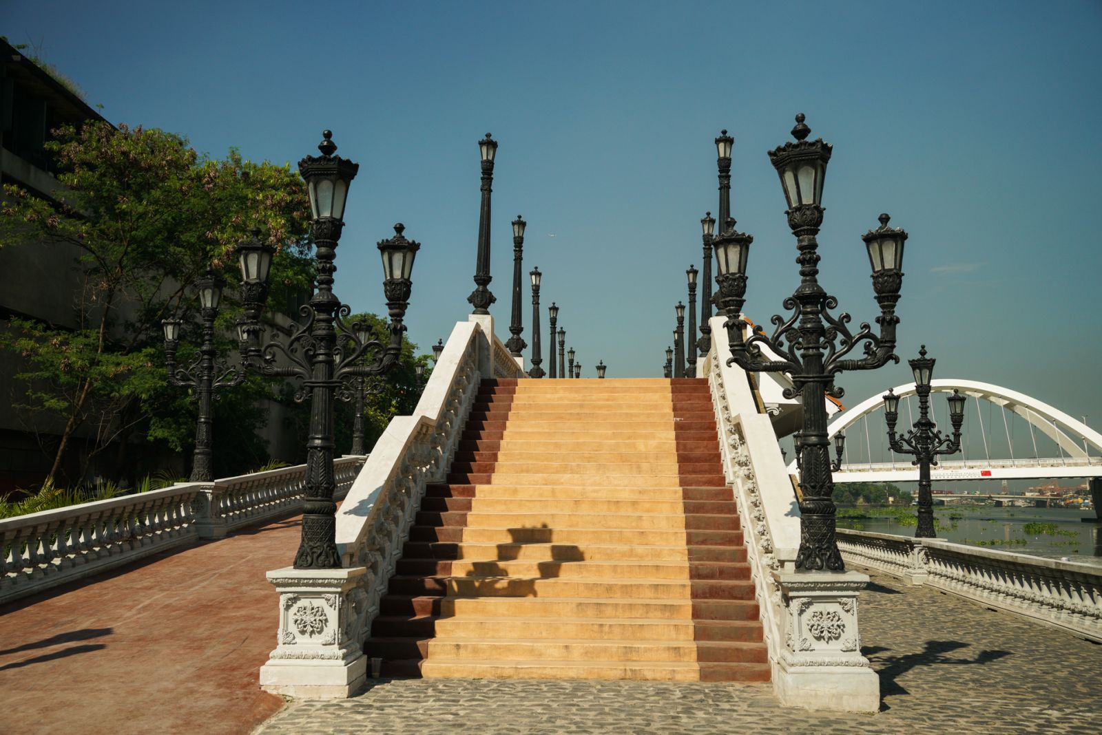 Balustrades of the bridgeway and the bike lane echo Manila’s colonial past