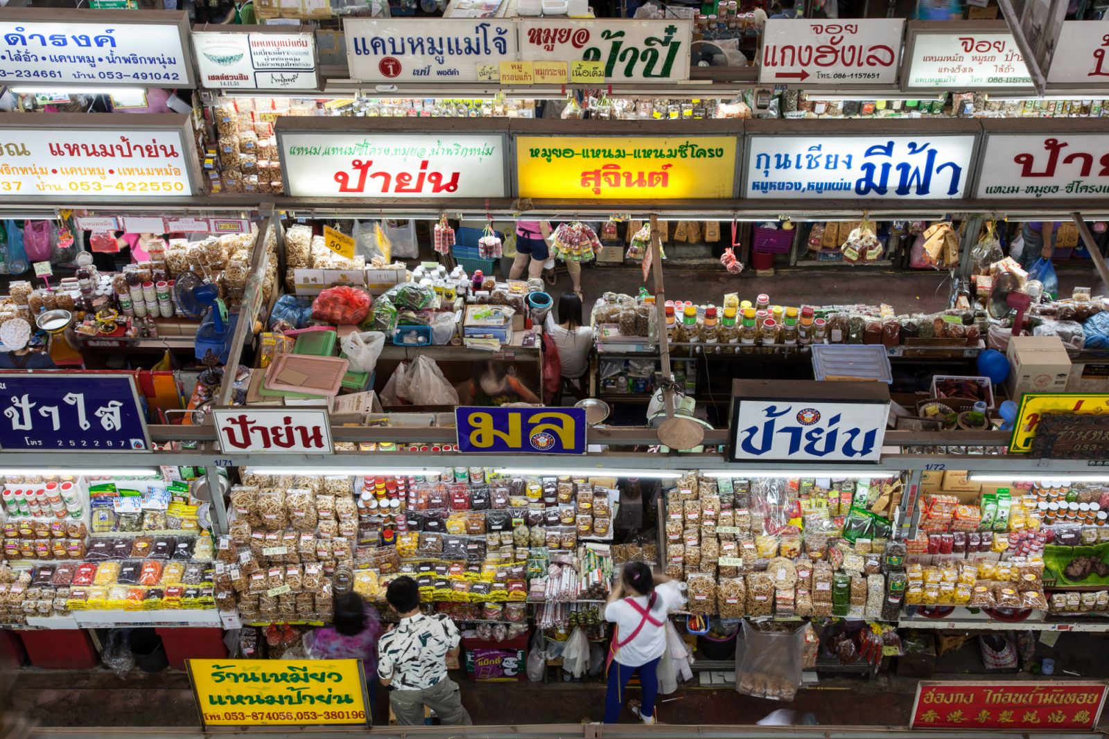 Warorot Market or Kad Luang is one of the most largest market in Ching Mai, Thailand. It homes to various types of shop including: local foods, fruits, vegetables, snacks, flowers, clothes, etc.