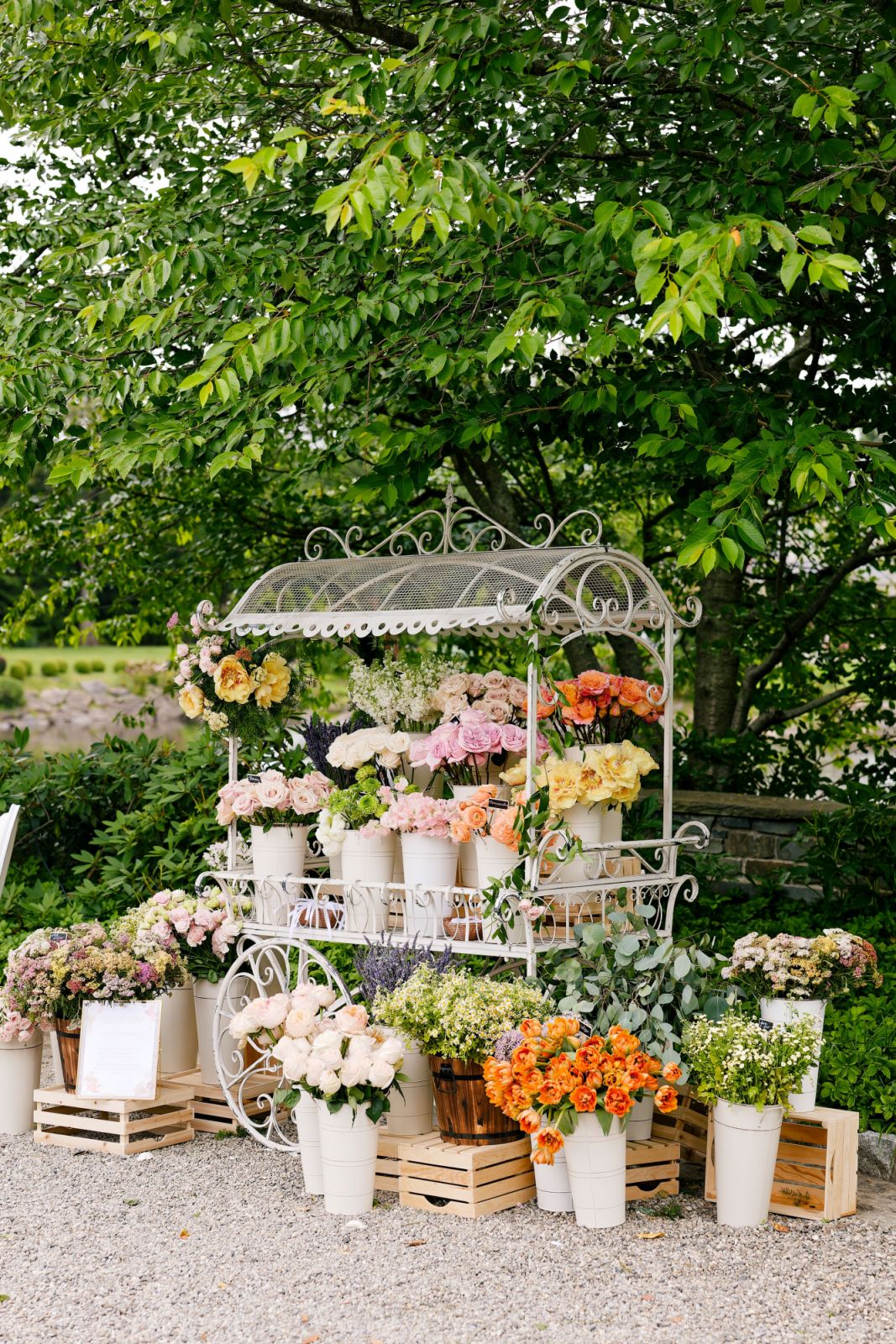 The flower cart is a homage the bride’s love for flowers